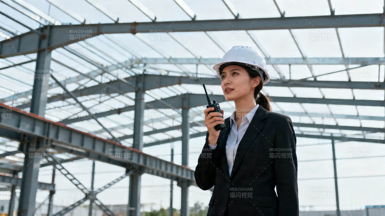 女工程师工地指挥中图片