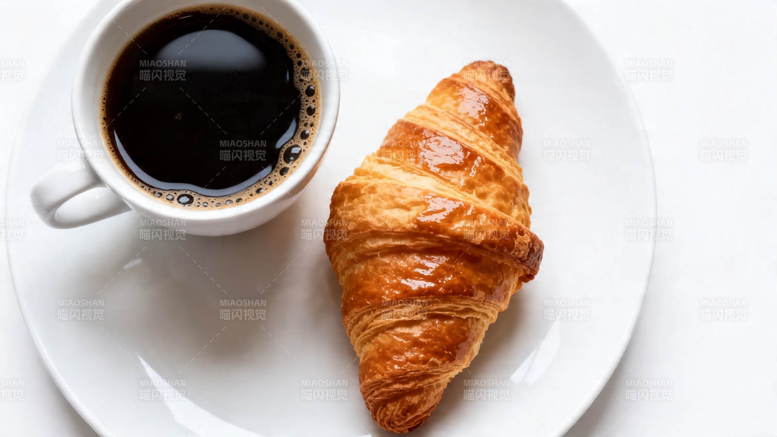 咖啡配可颂 经典早餐组合图片