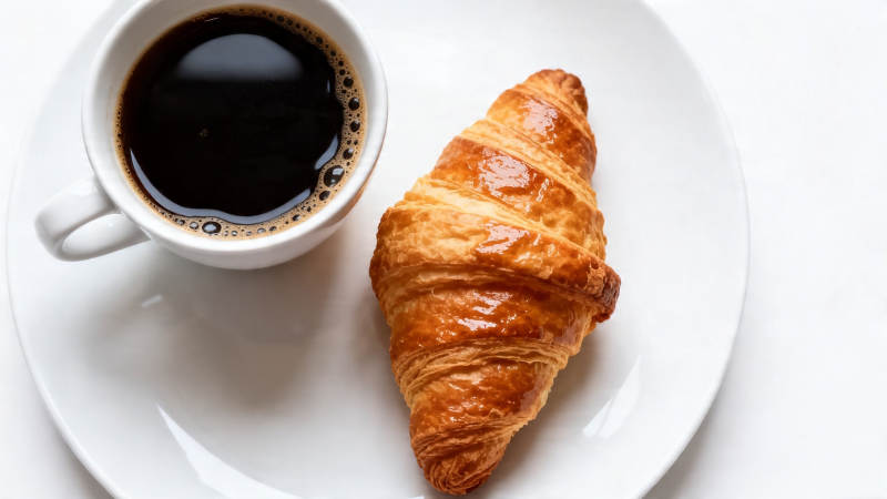 咖啡配可颂 经典早餐组合图片