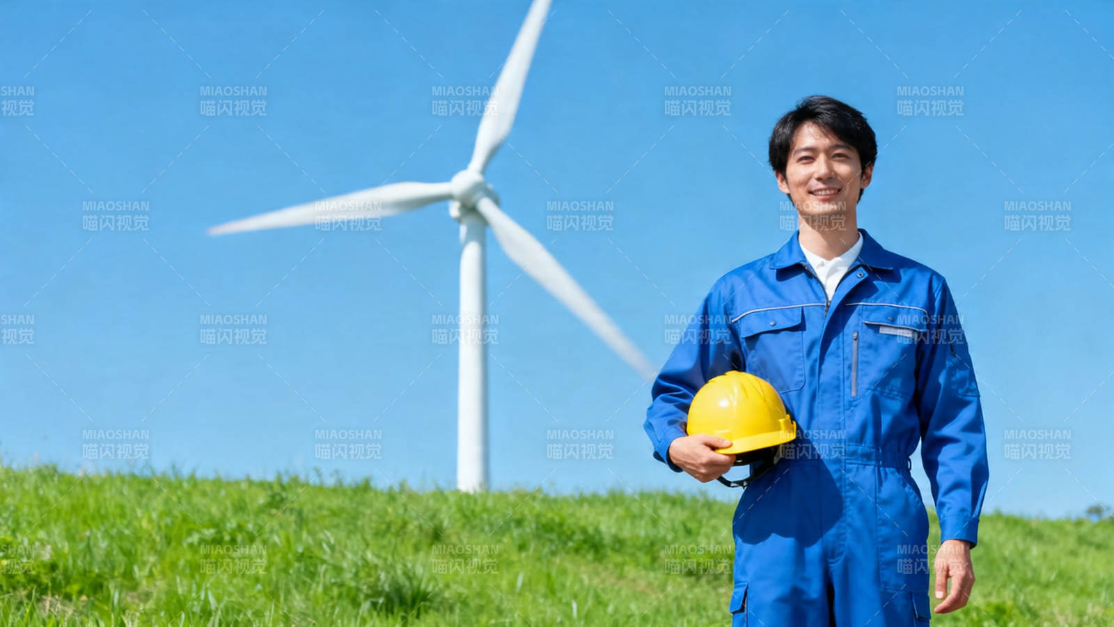 风电工程师微笑持盔立绿野图片