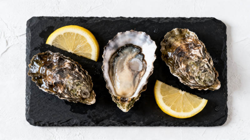 生蚝配柠檬 鲜美开胃图片