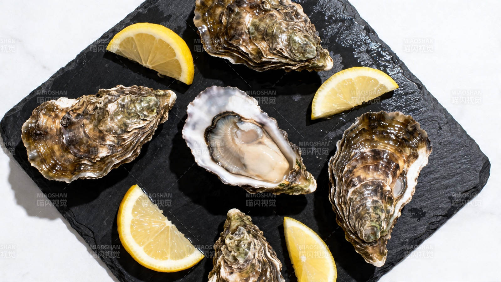 生蚝配柠檬 鲜美开胃图片