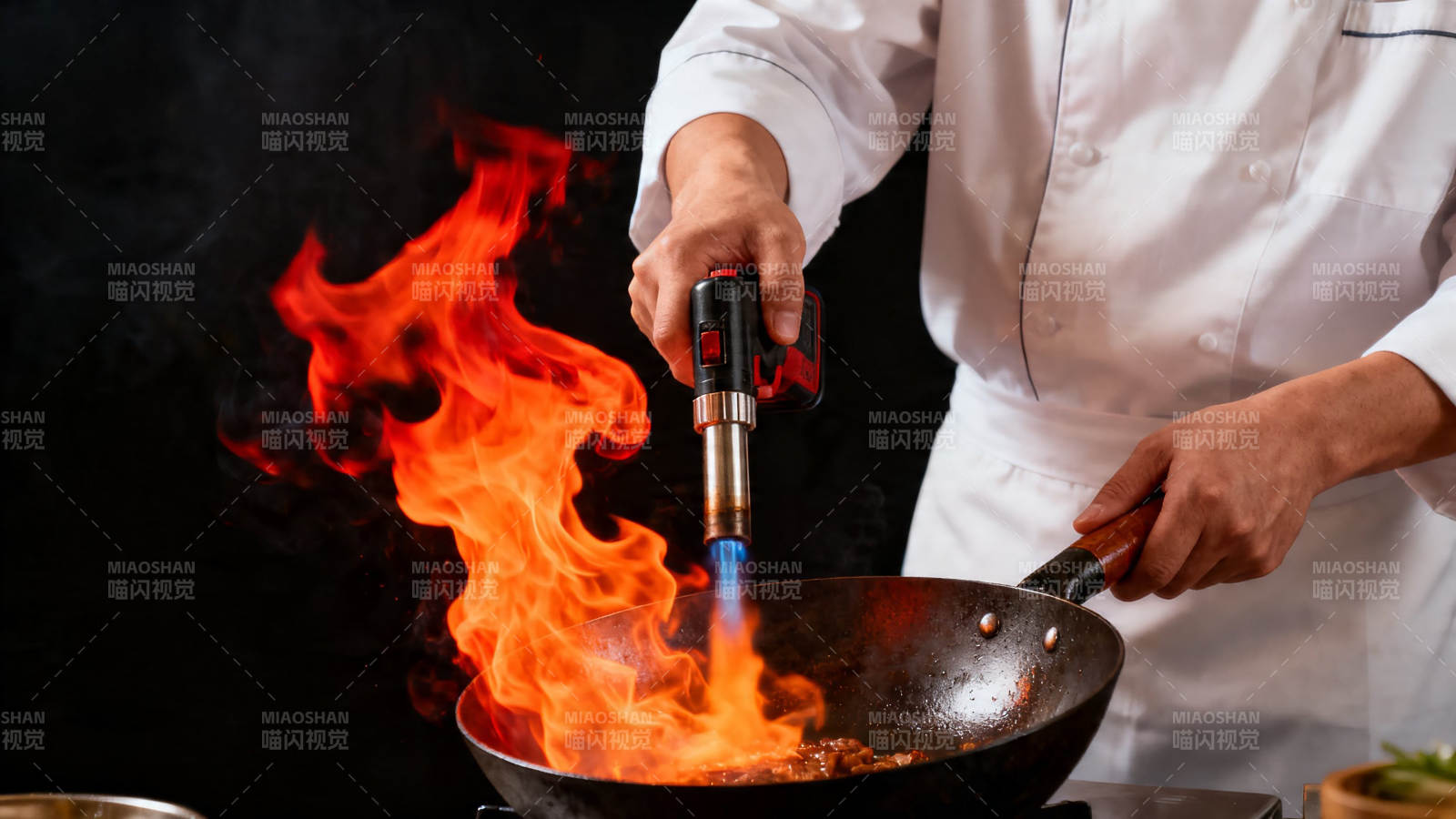 厨师喷枪爆炒火焰升腾图片