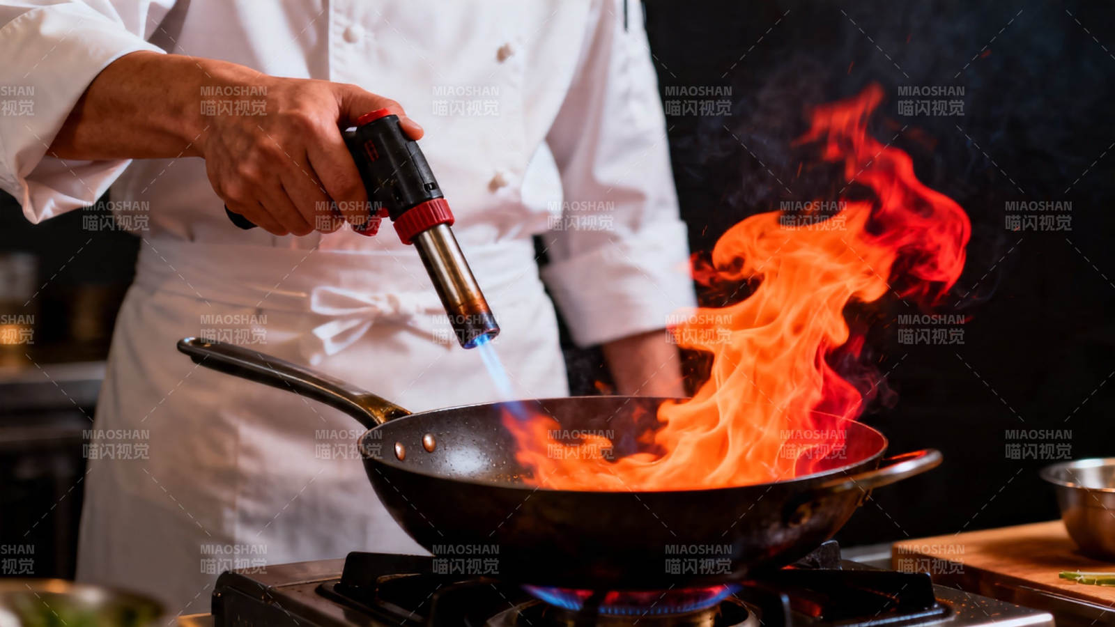 厨师喷枪火焰炒菜图片