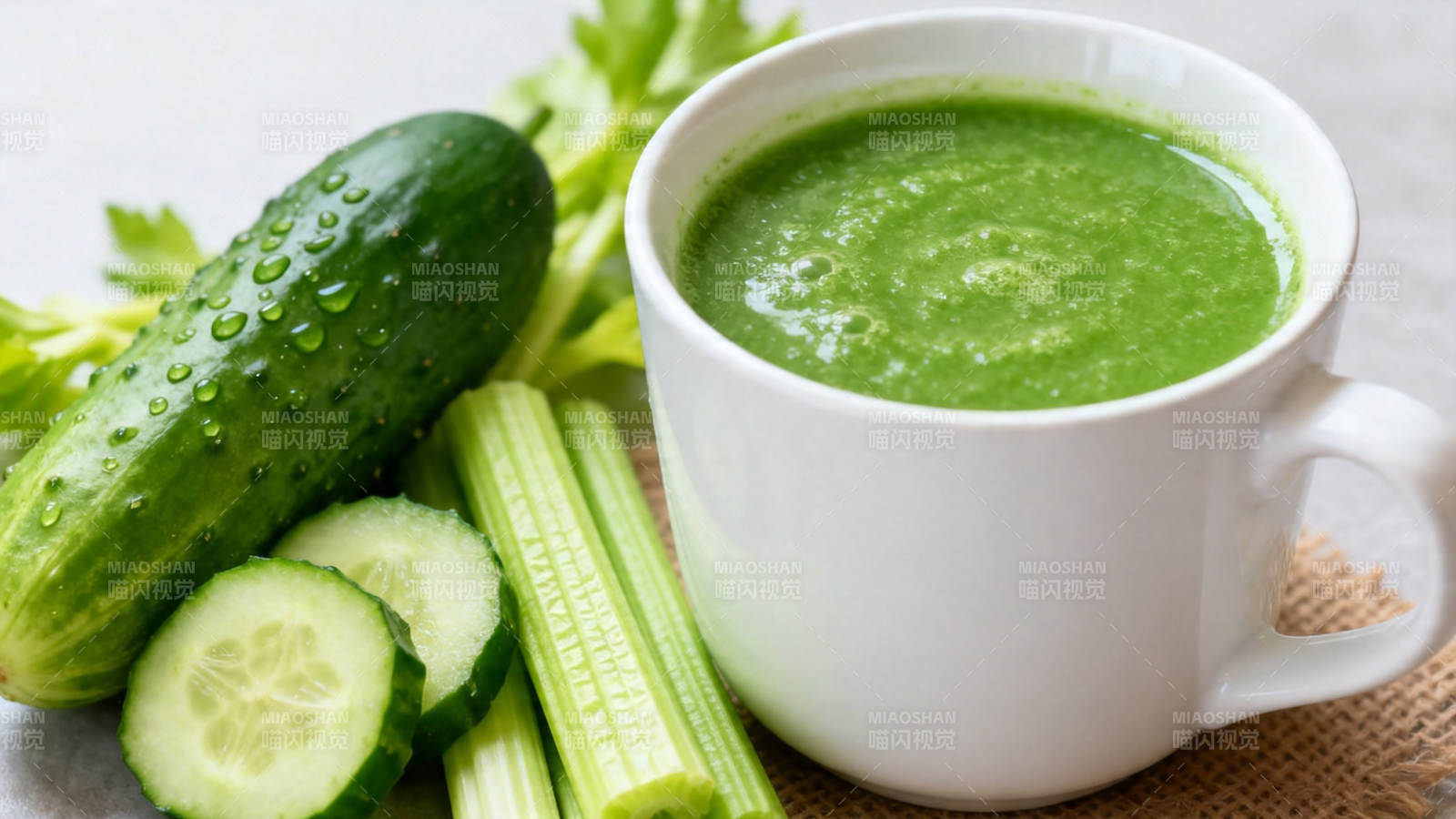 黄瓜芹菜绿汁 清新健康饮图片