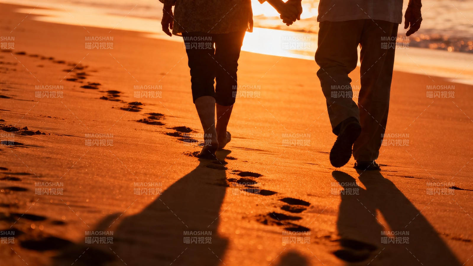 夕阳沙滩牵手行图片
