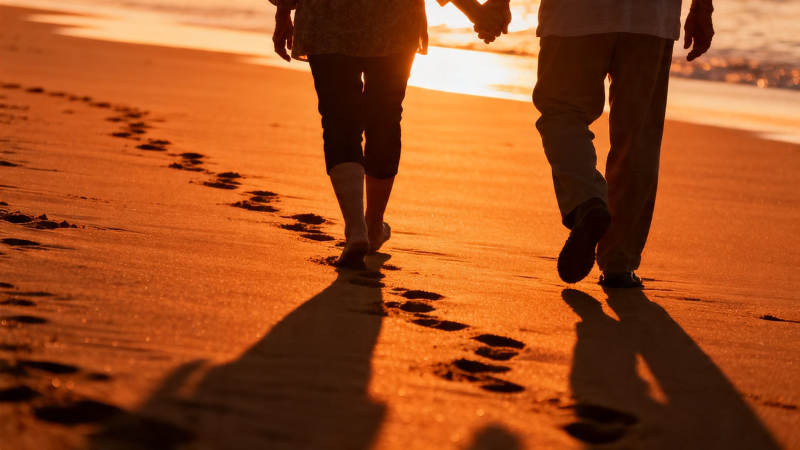 夕阳沙滩牵手行图片