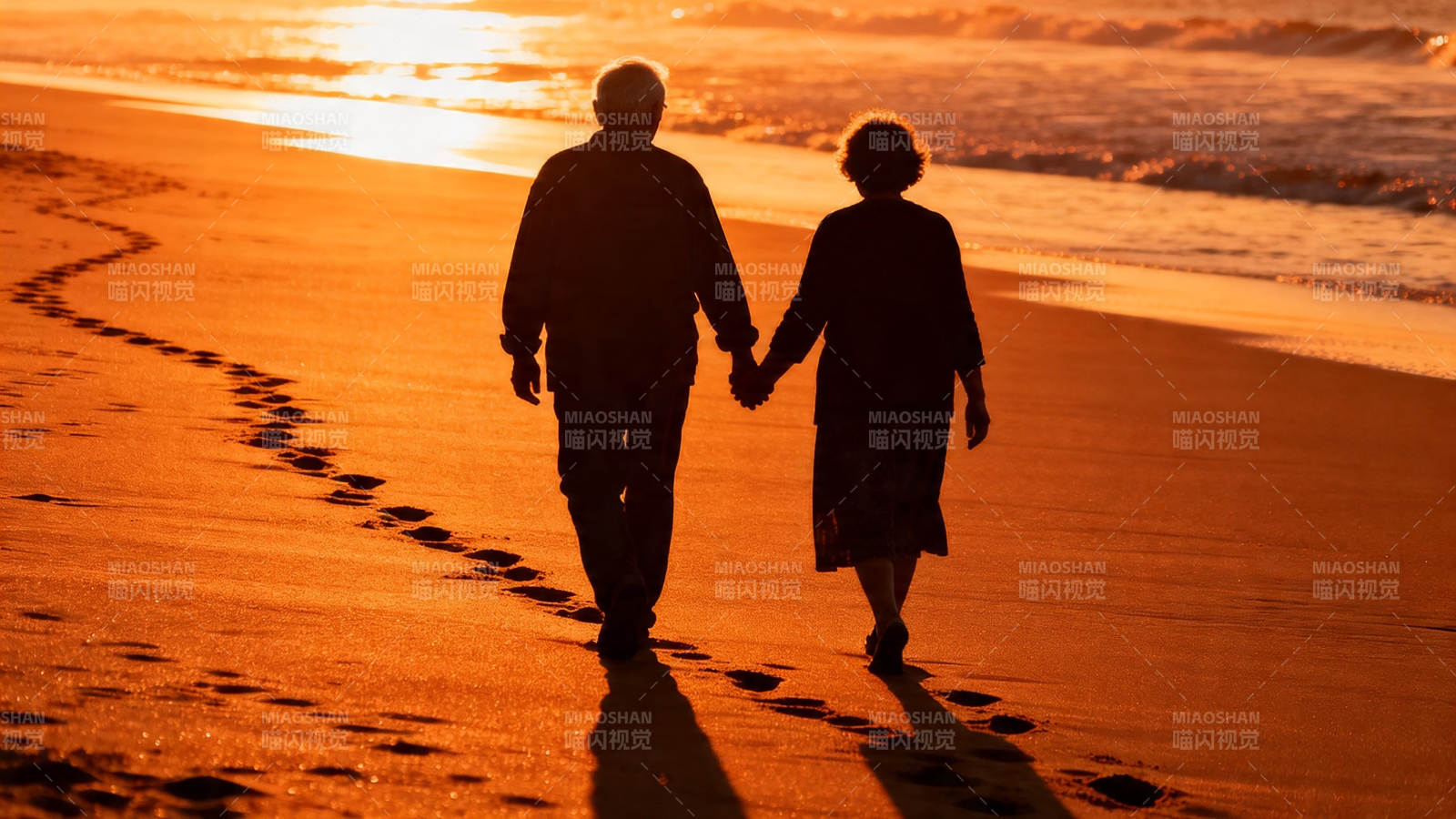 夕阳牵手 沙滩足迹温情图片
