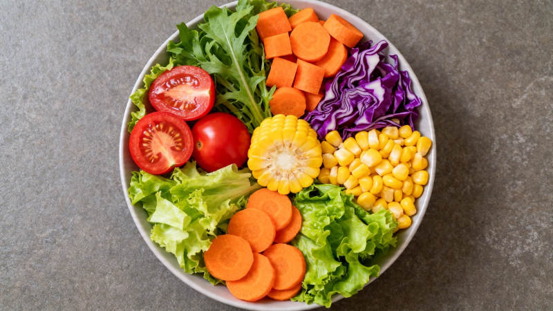 彩虹蔬菜沙拉盘图片