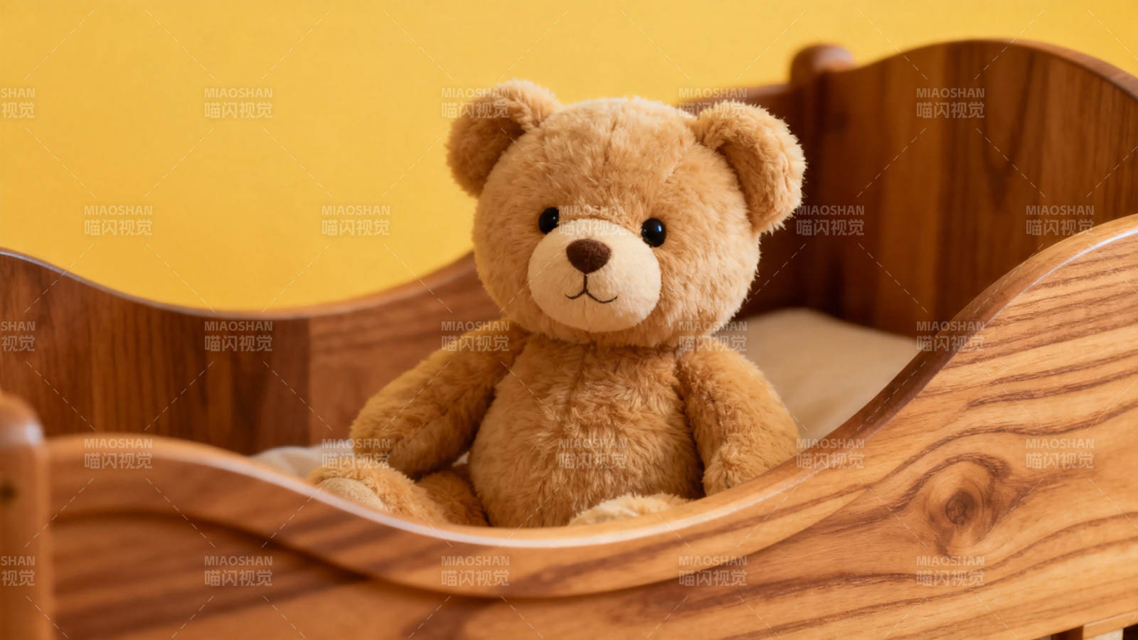 小熊躺木床 暖黄背景柔图片