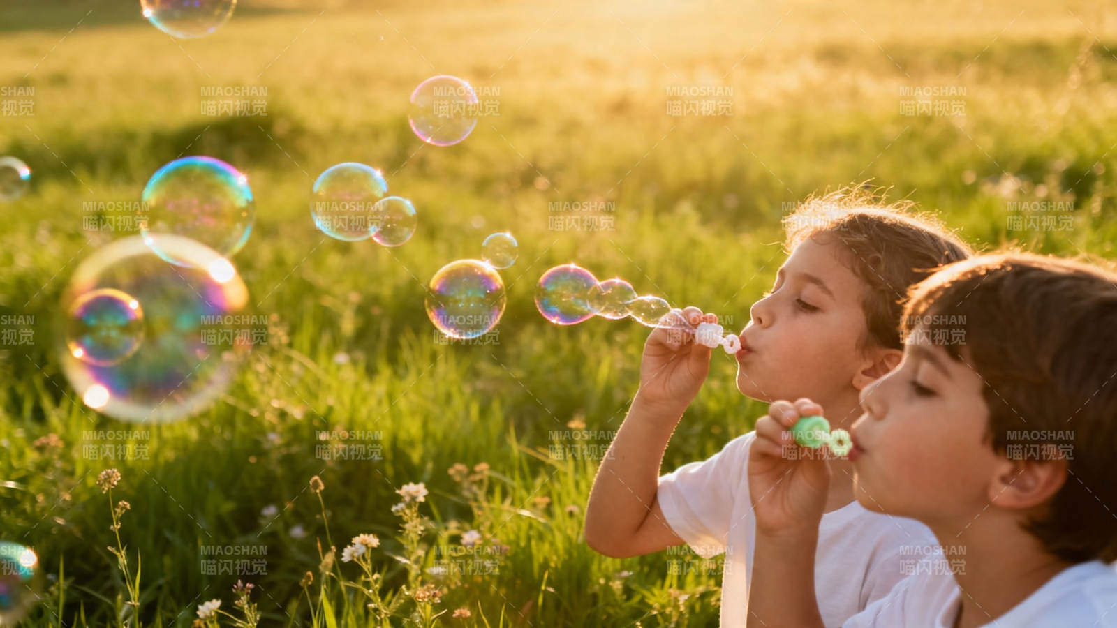 夕阳下吹泡泡的童年时光图片