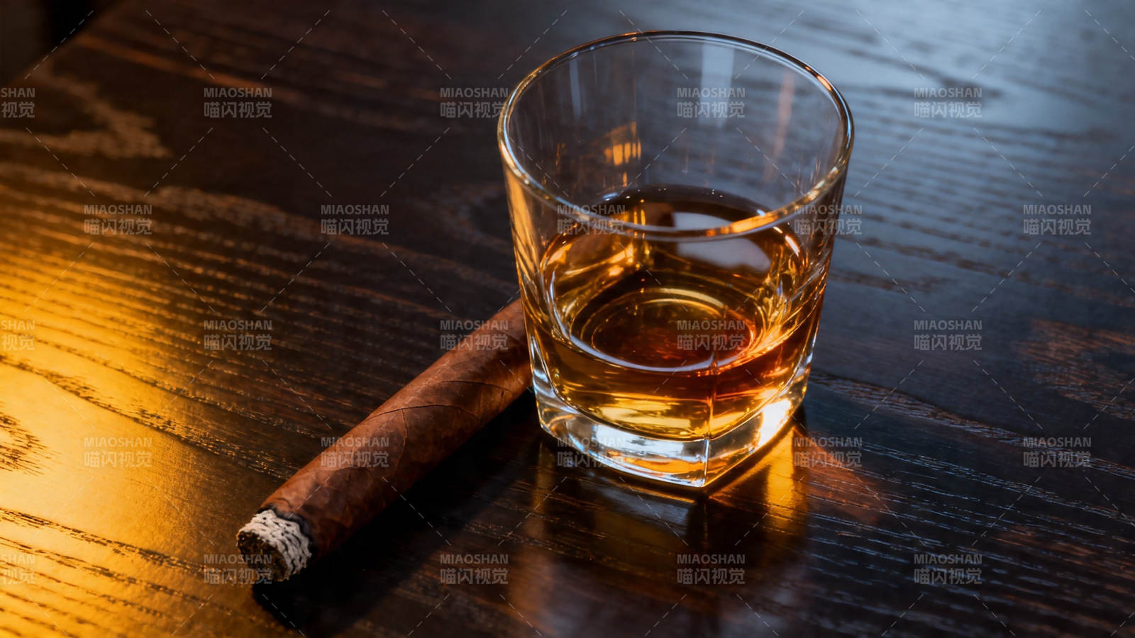 威士忌配雪茄 夜色微醺图片