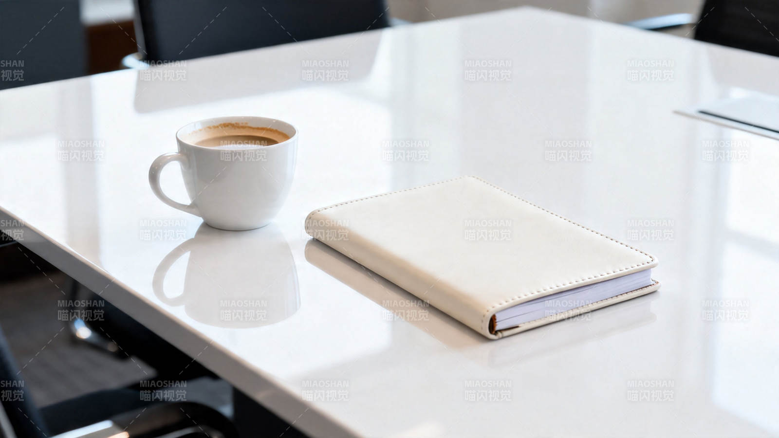 咖啡与笔记本的静谧时光图片