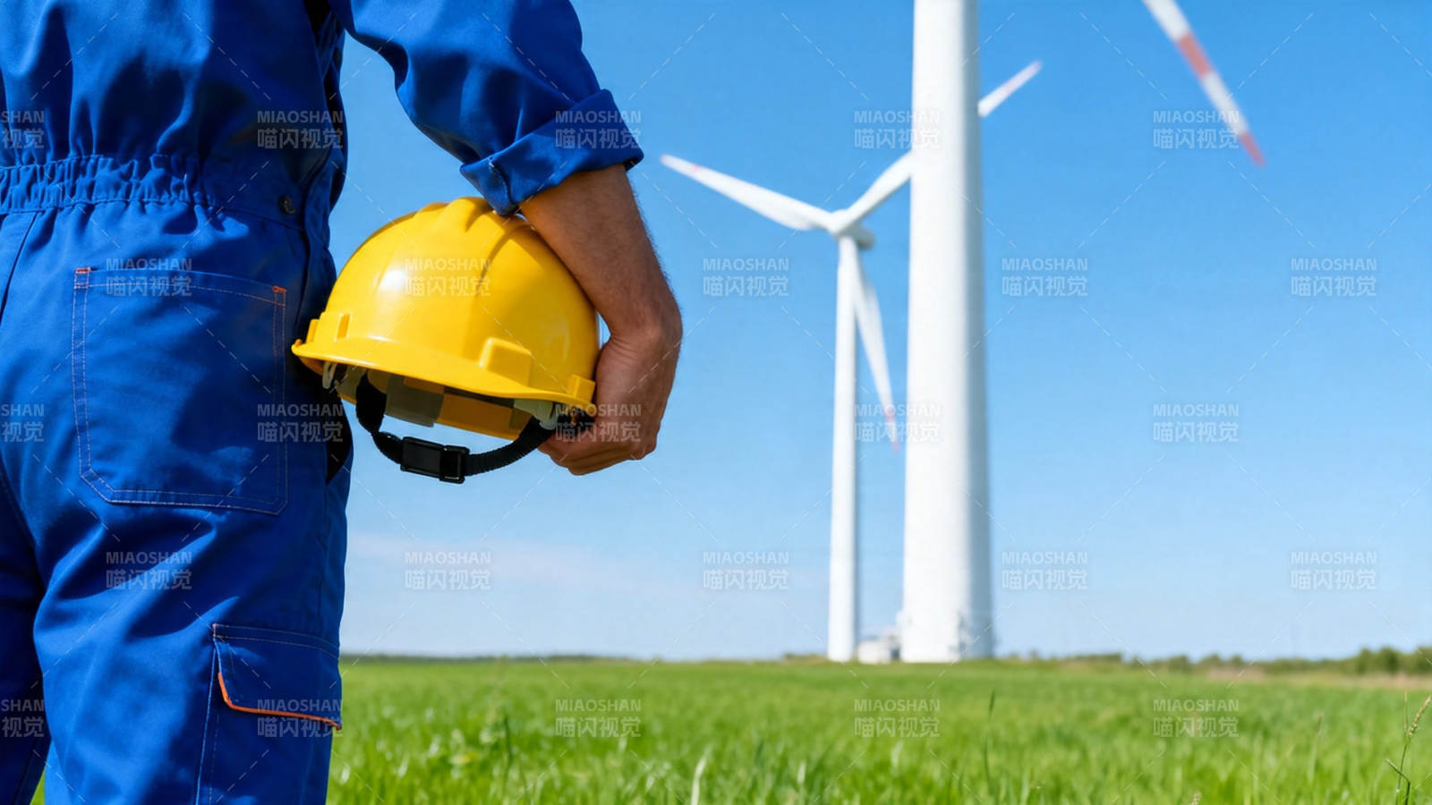 风电场工人持安全帽巡视图片