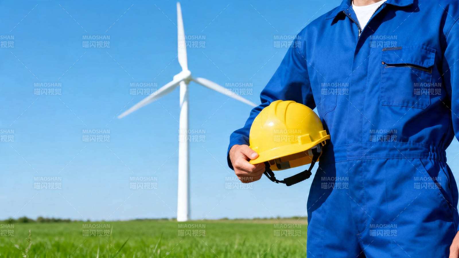风电场工人持安全帽图片