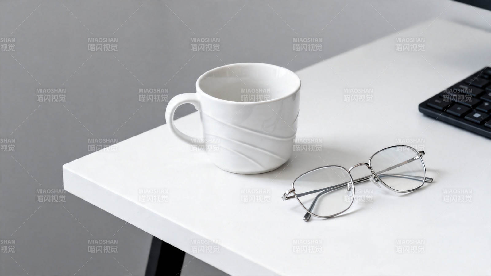 白桌杯镜 简约办公风图片