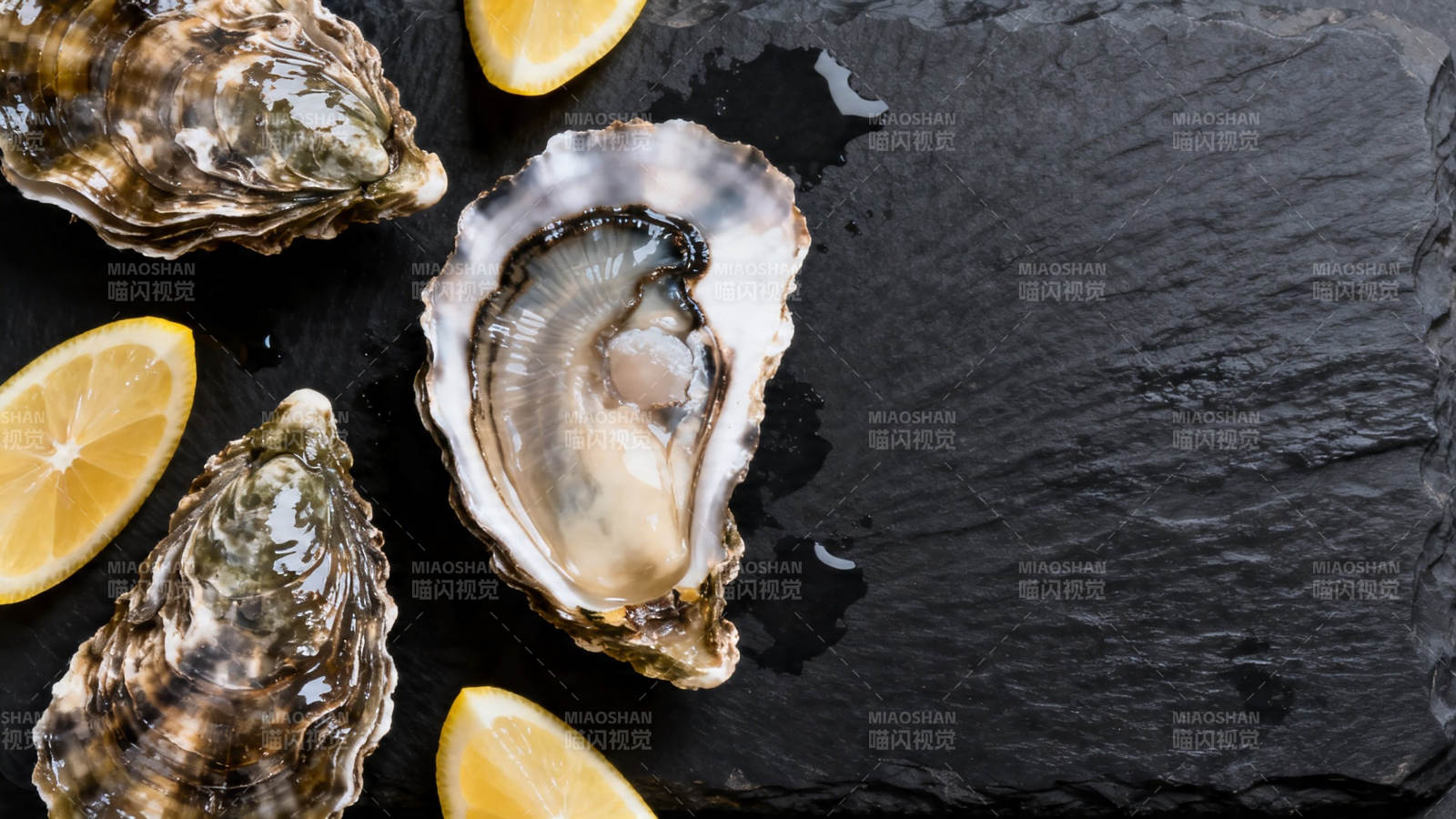 生蚝配柠檬 鲜美黑石盘图片