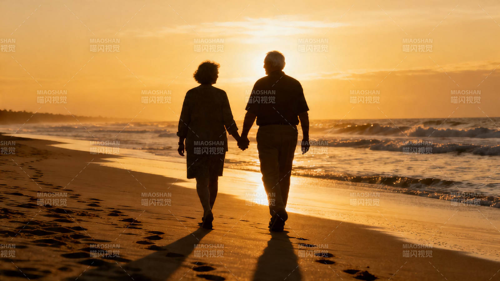 夕阳下牵手漫步海滩图片