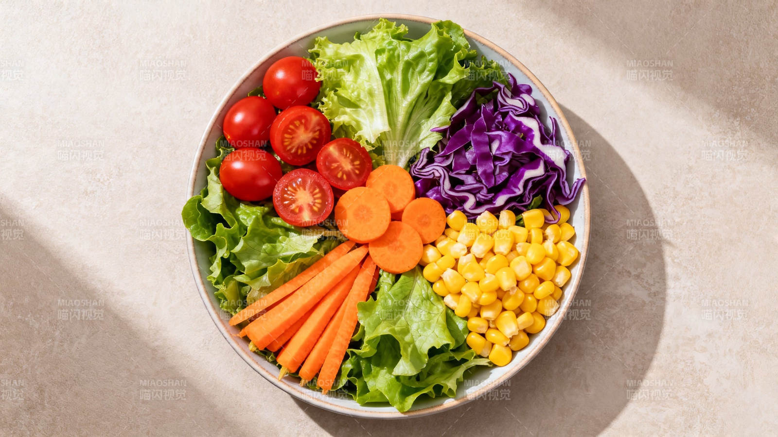 五彩蔬菜沙拉碗图片