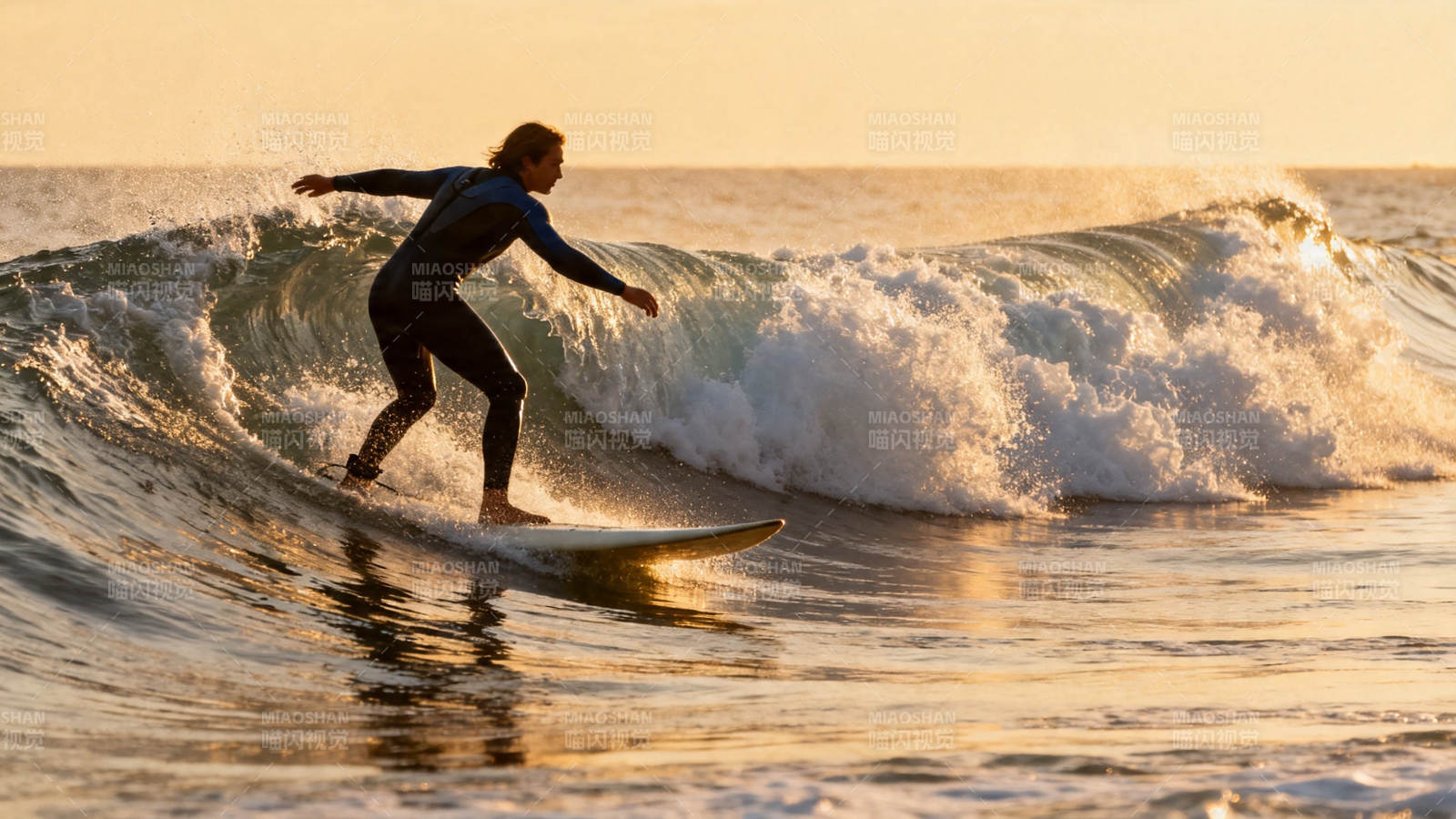 夕阳冲浪者踏浪而行图片