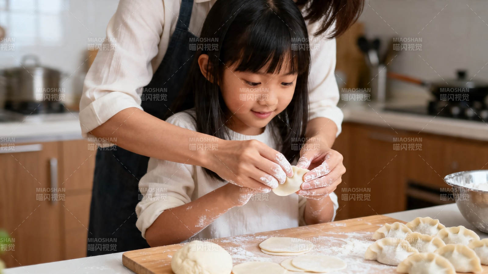 母女厨房包饺子温馨时刻图片