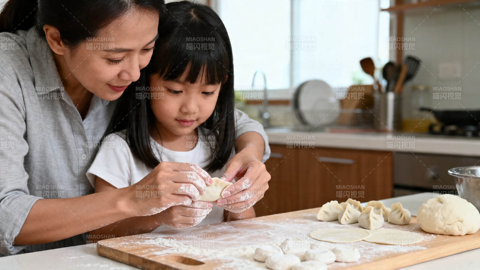 母女厨房包饺子温馨时刻图片