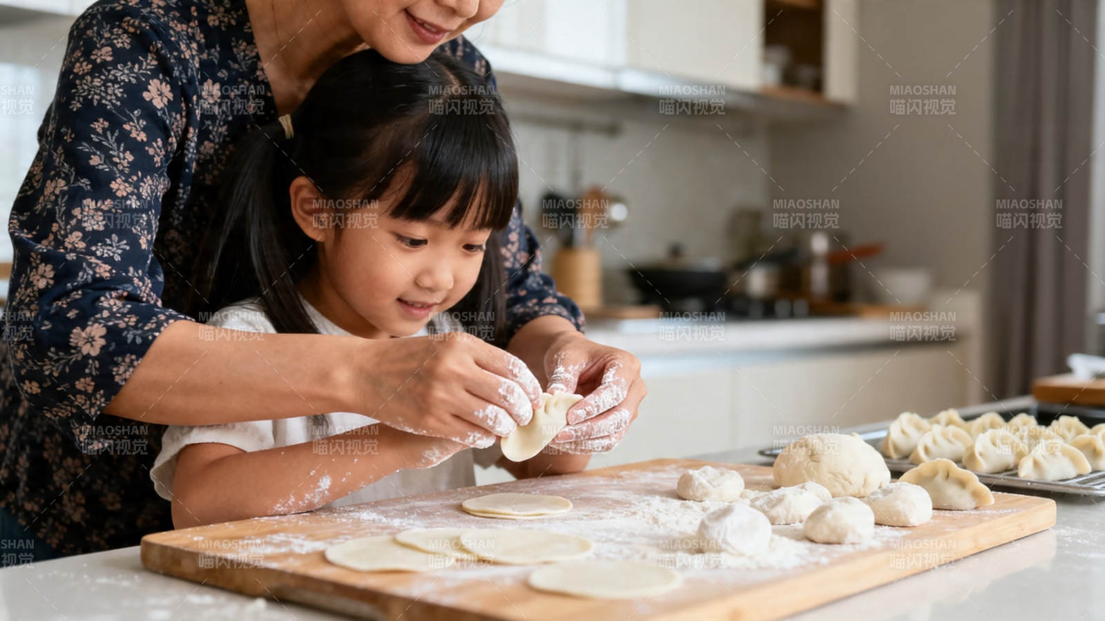 母女厨房包饺子温馨时刻图片