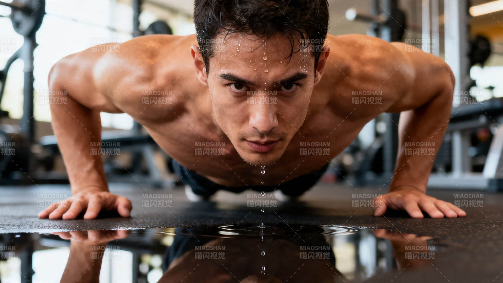 汗滴地板 肌肉男俯卧撑图片
