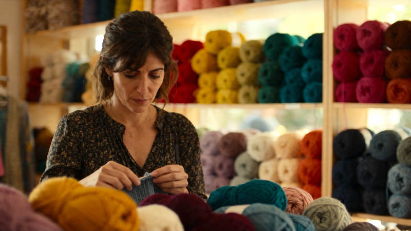 女子在毛线店专注编织图片