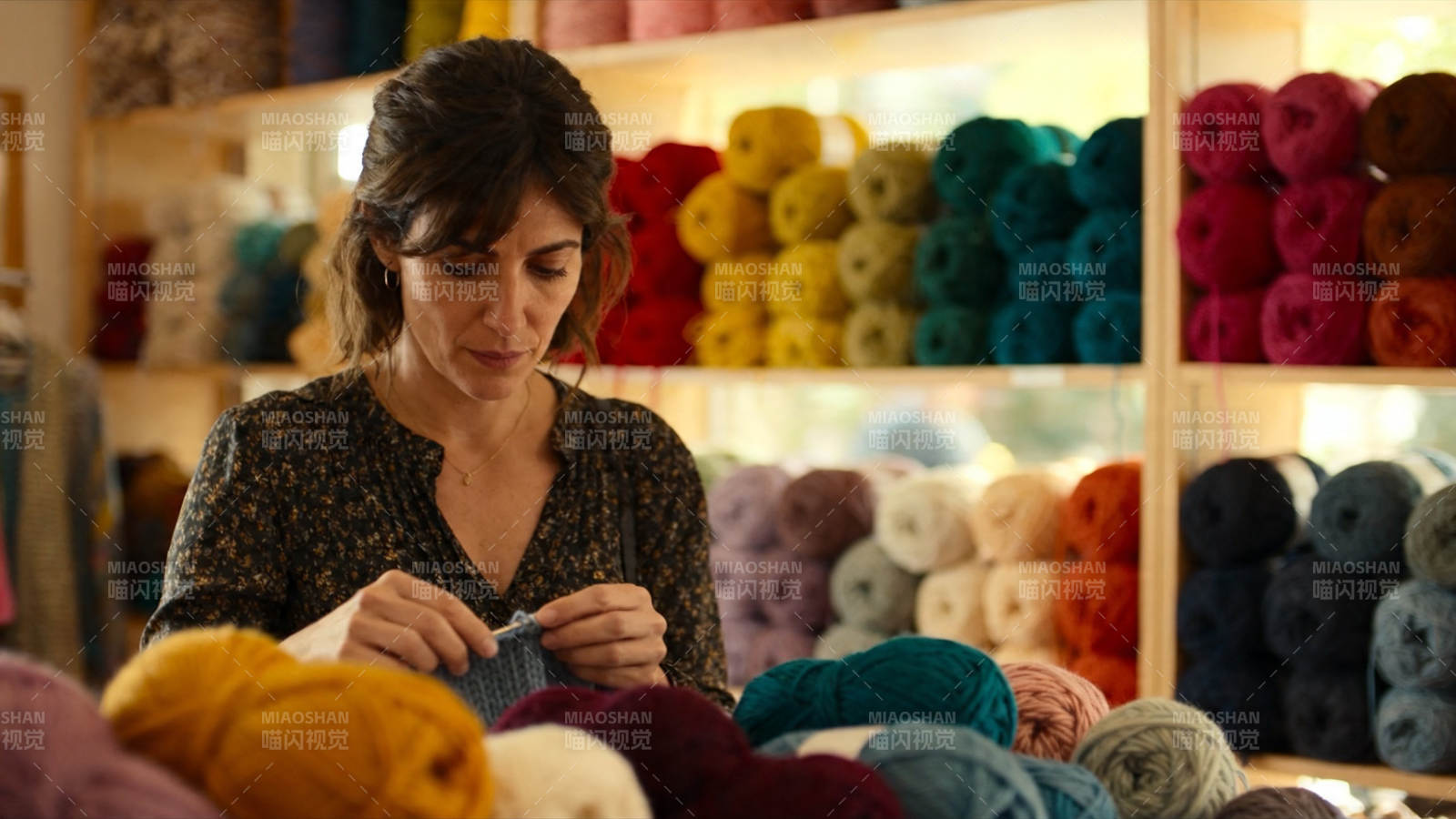 女子在毛线店专注编织图片