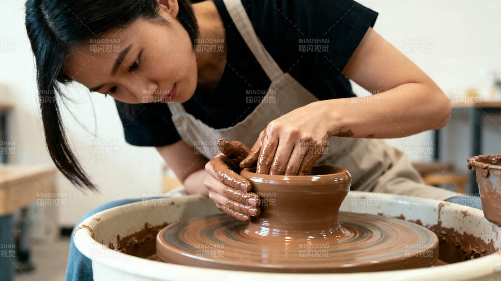 陶艺师专注拉坯成型图片