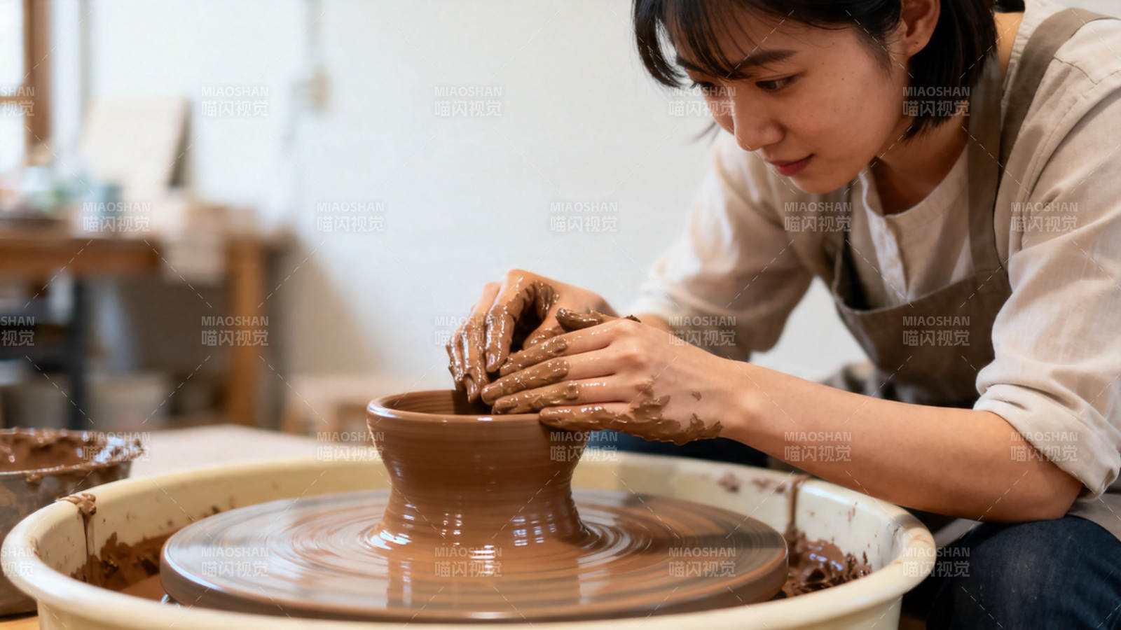 陶艺师专注拉坯成型图片