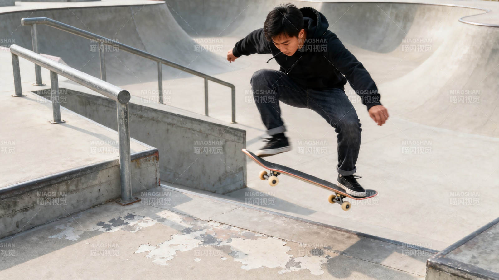 滑板少年飞跃台阶瞬间图片