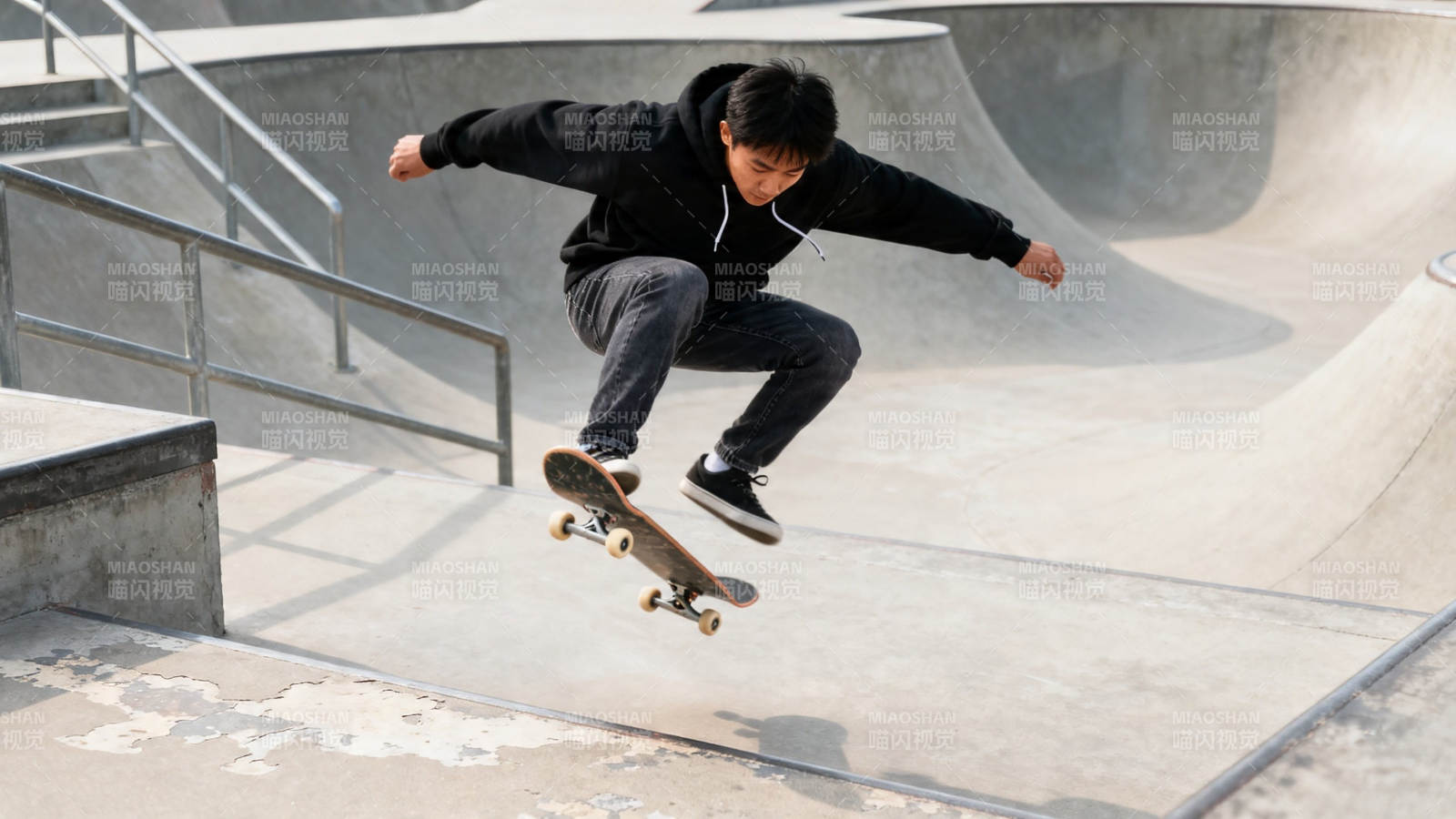 滑板少年腾空飞跃图片