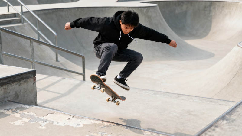 滑板少年腾空飞跃图片