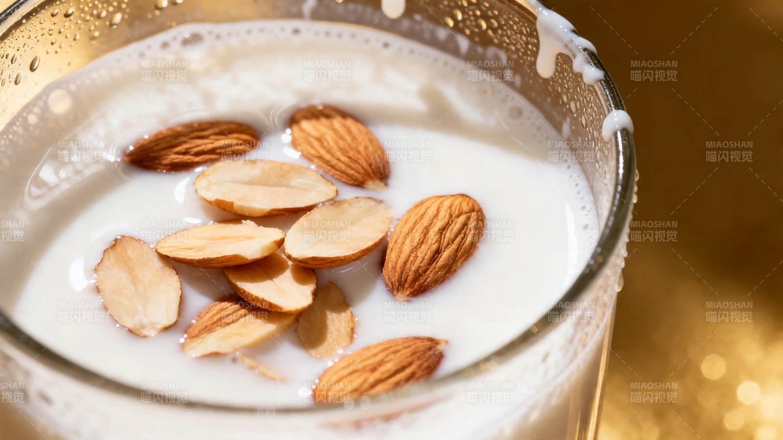 杏仁奶配整粒与切片杏仁图片