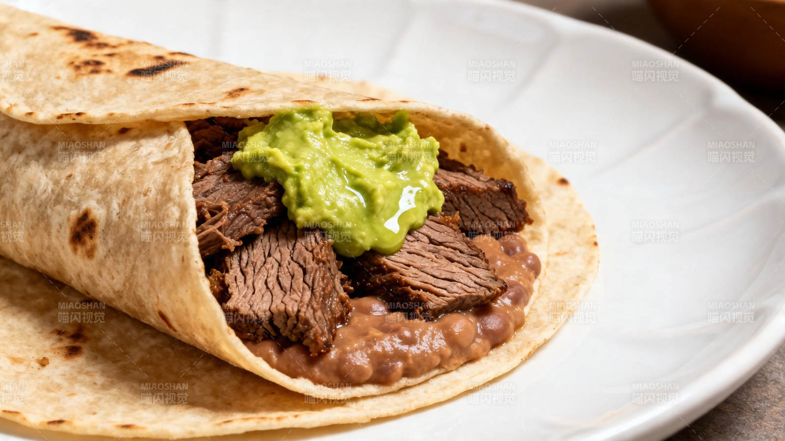 牛肉卷配鳄梨酱和豆子图片