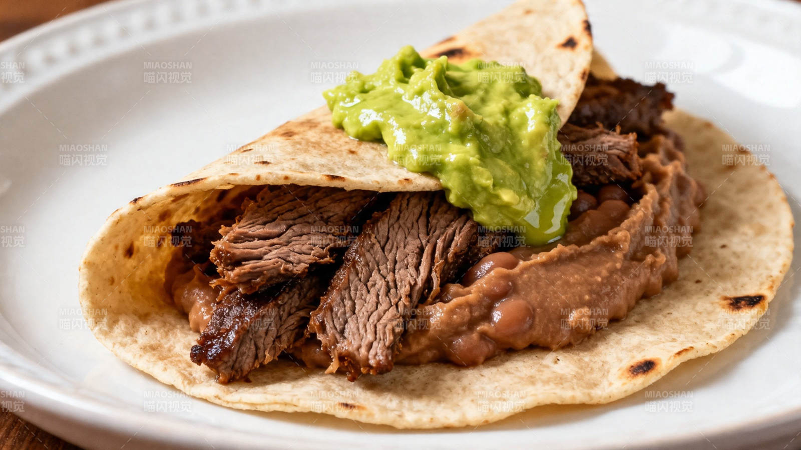 牛肉塔可配牛油果酱图片