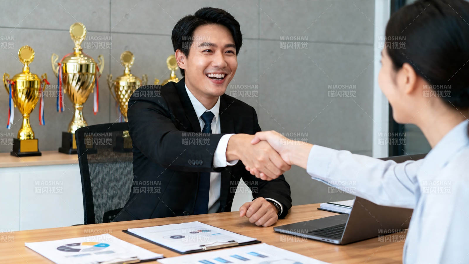 商务握手 合作共赢图片