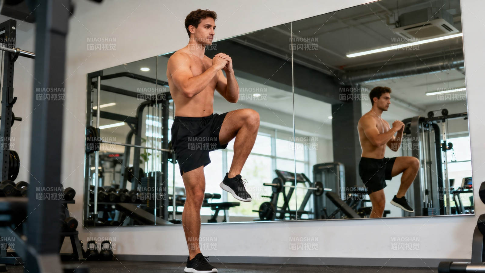 健身房高抬腿训练图片