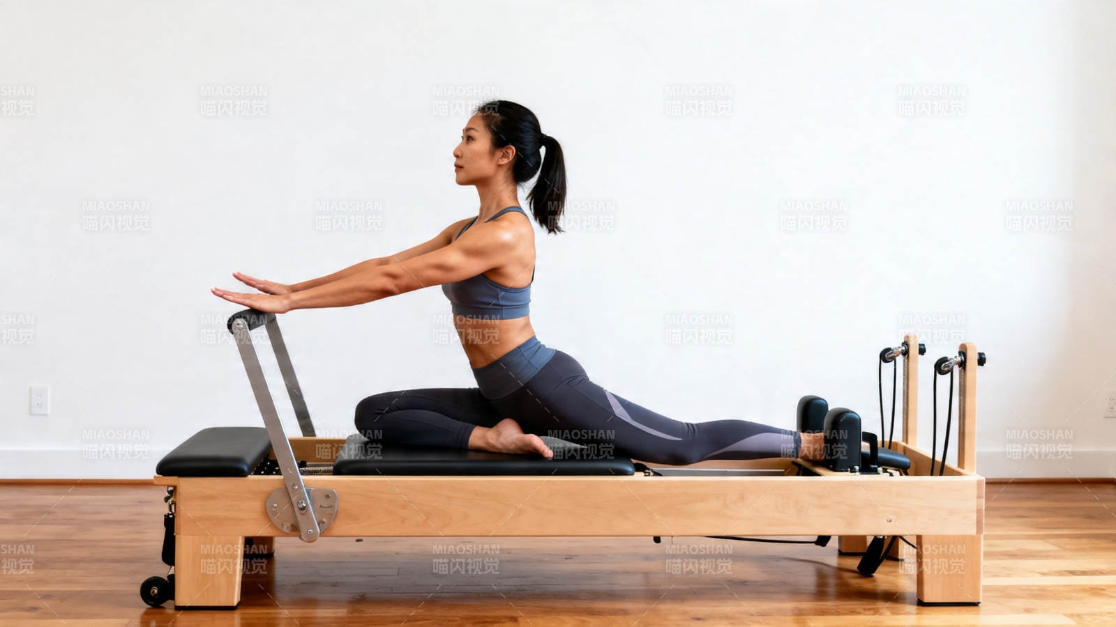 女子普拉提器械训练图片