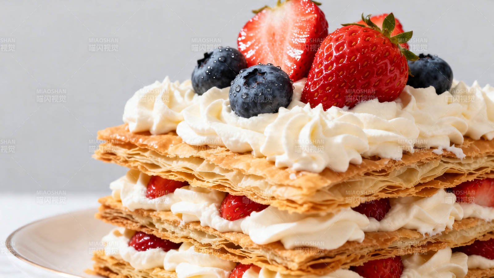 草莓蓝莓千层酥蛋糕图片