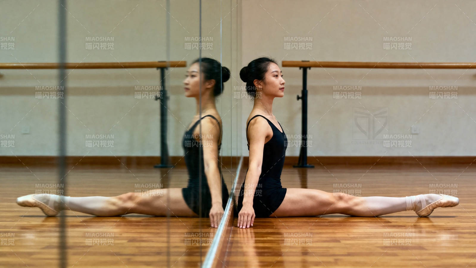 芭蕾舞者镜前劈叉训练图片