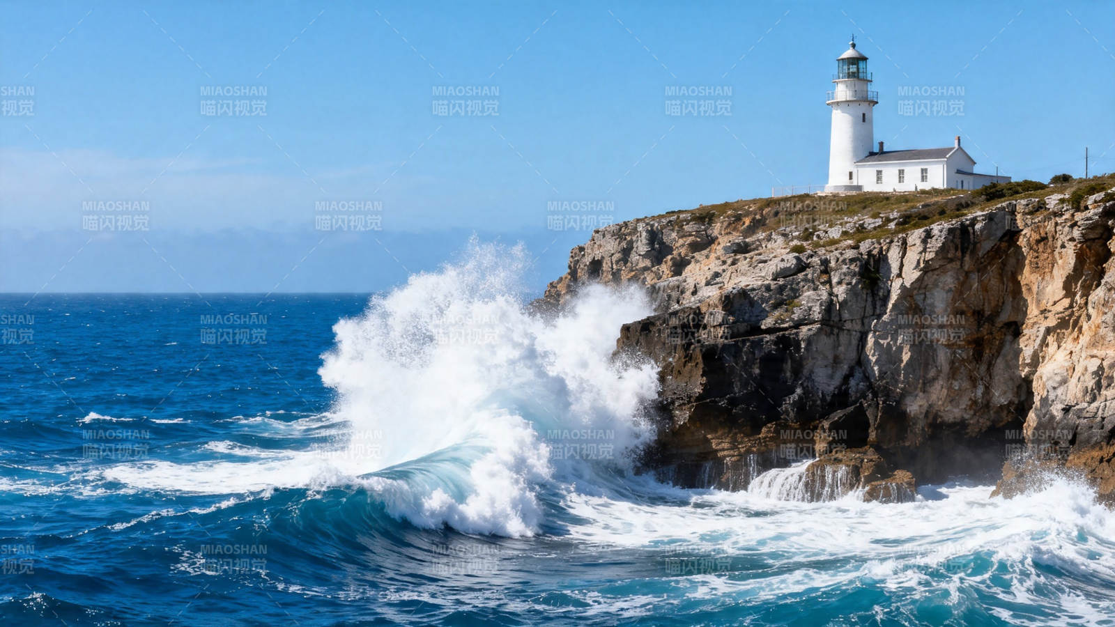 灯塔矗立 巨浪拍崖图片