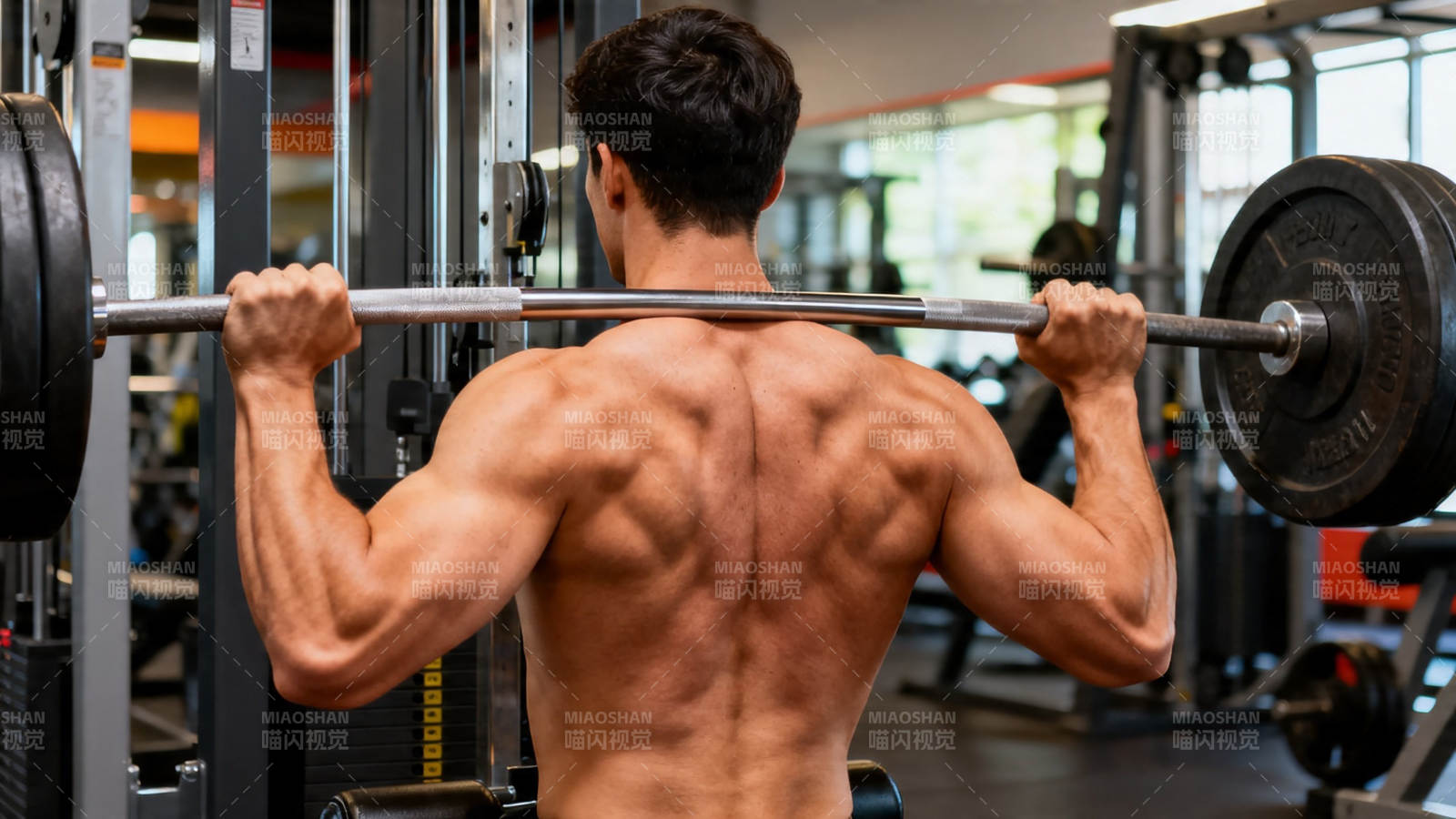 健身男背肌杠铃训练图片