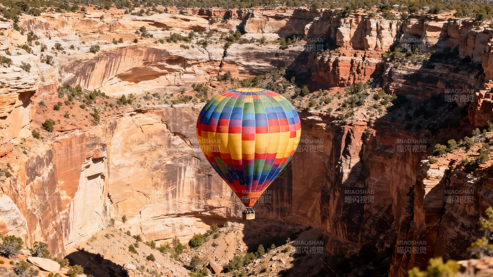 热气球飞越峡谷奇观图片
