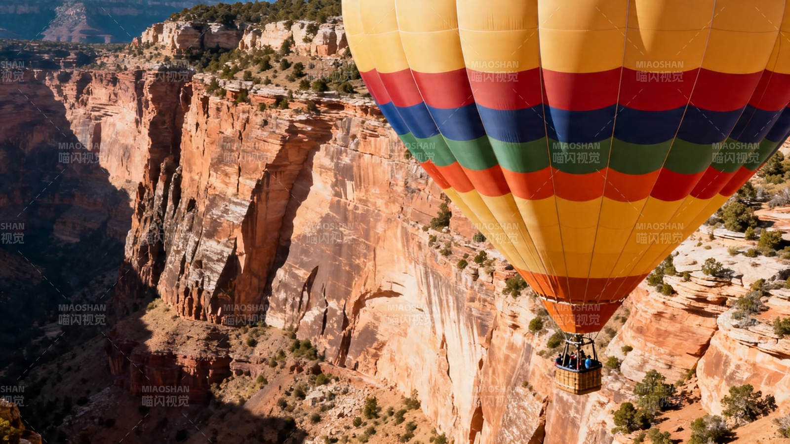 热气球飞越峡谷奇观图片