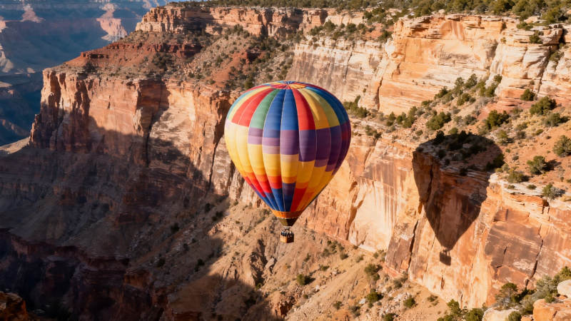 热气球飞越峡谷奇观图片