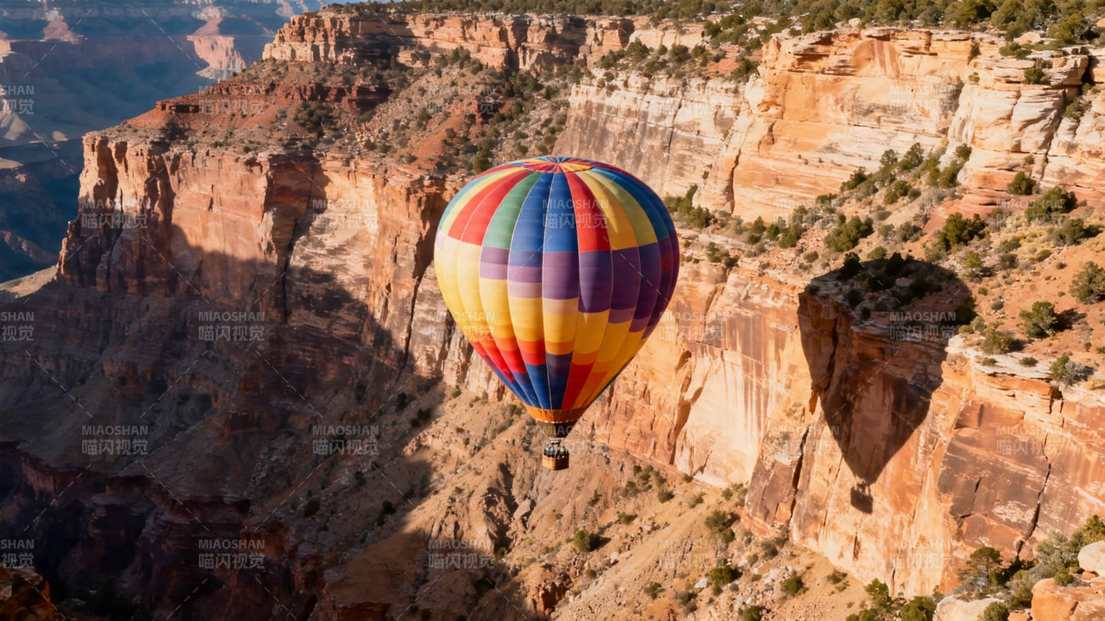 热气球飞越峡谷奇观图片