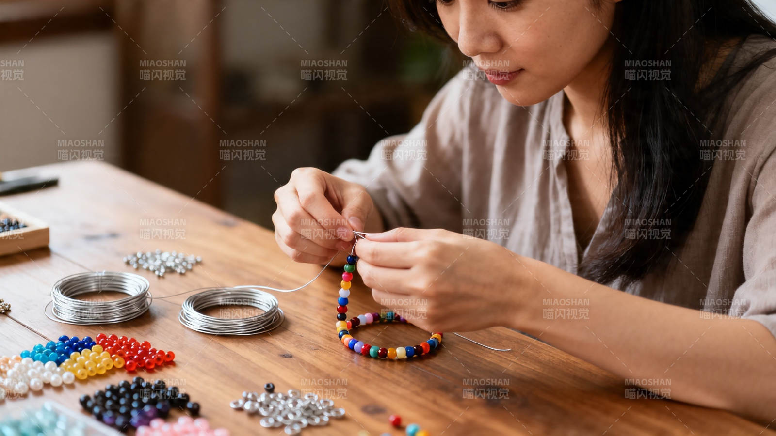 女子专注串珠做手工图片